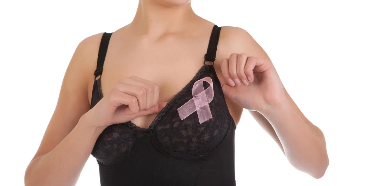 aide médicale contre le sida, le vih, le cancer femme avec un ruban rose sur le thorax