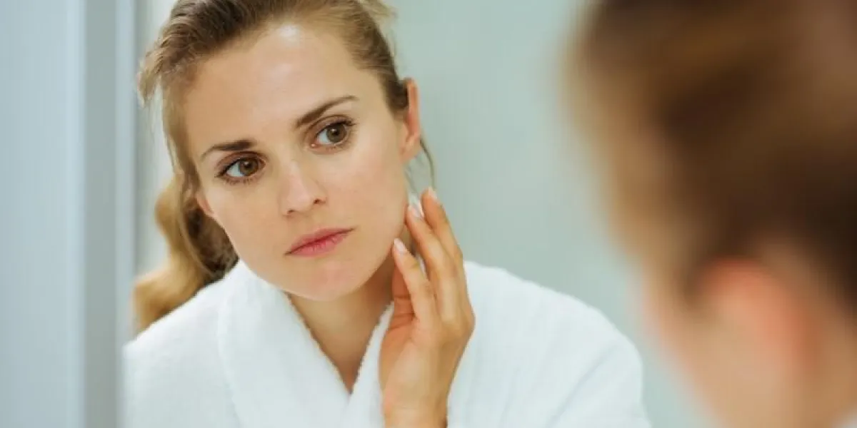 jeune femme, dans, peignoir, vérification, elle, figure, dans, miroir, dans, salle bains