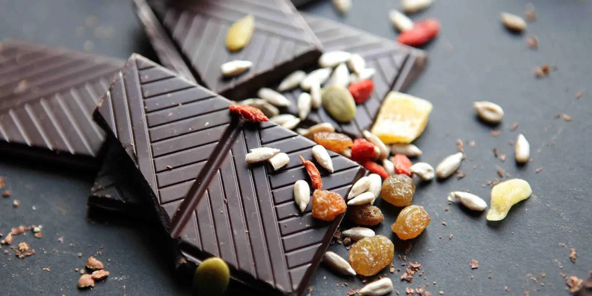 sombre, délicieux morceaux de chocolat et de graines de fruits secs sur fond noir