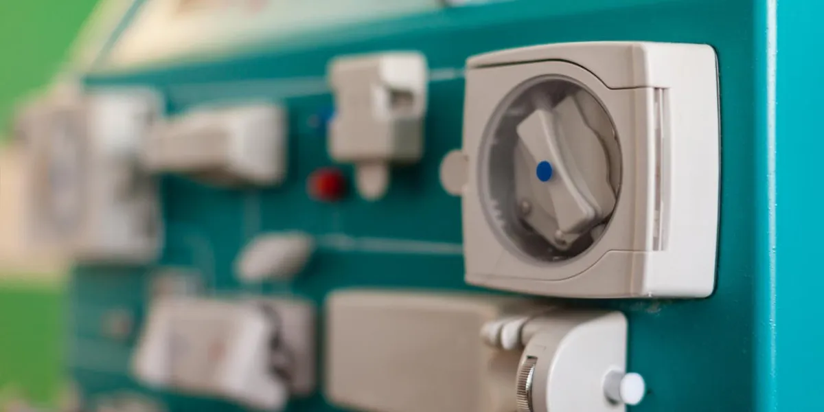 un dialyseur ou une machine d'hémodialyse dans une salle d'hôpital