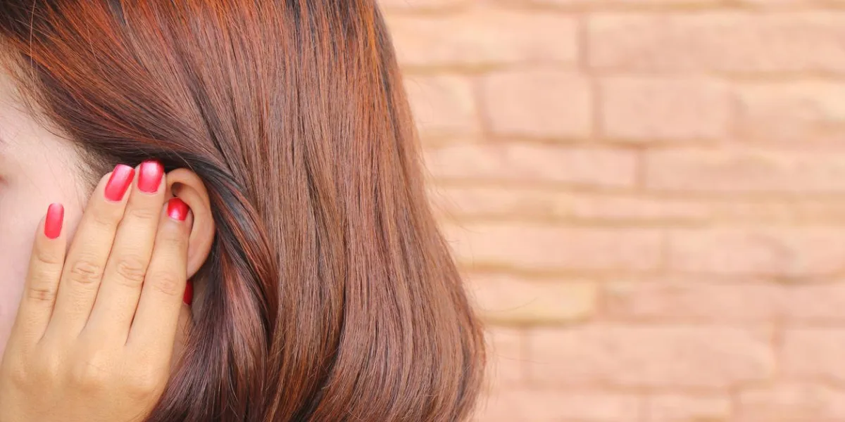 acouphène, jeune femme a mal à l'oreille