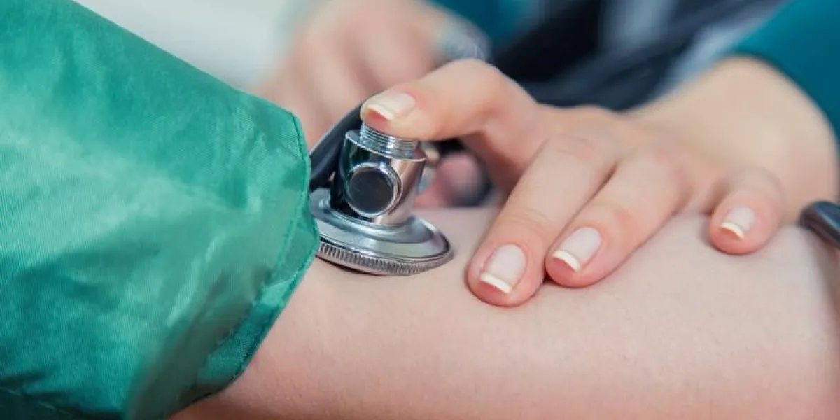 concept de soins de santé, hôpital et médecine - médecin et patient mesure de close-up de pression artérielle