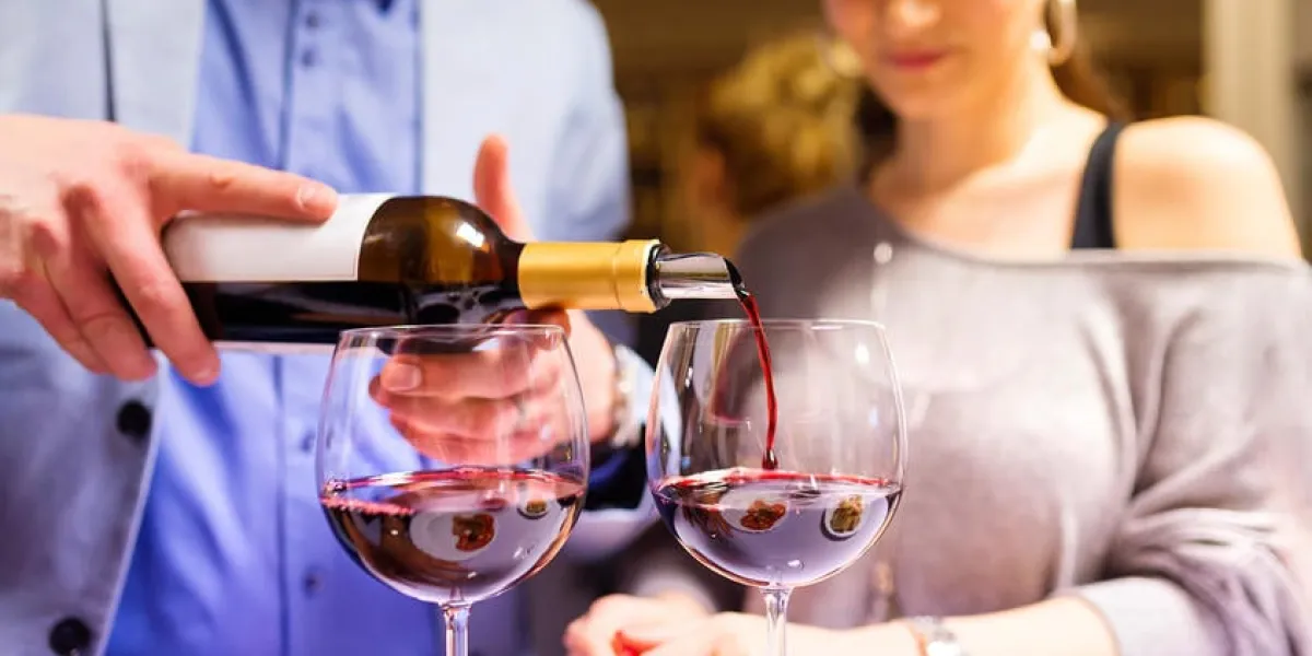 beau jeune couple bénéficiant d'une boisson au bar