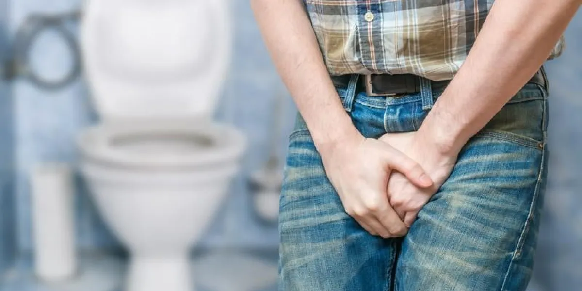concept de l'incontinence l'homme veut faire pipi et tient sa vessie
