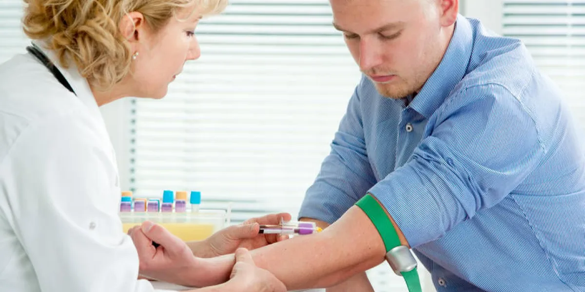 infirmière prenant un échantillon de sang d'un patient au bureau du médecin