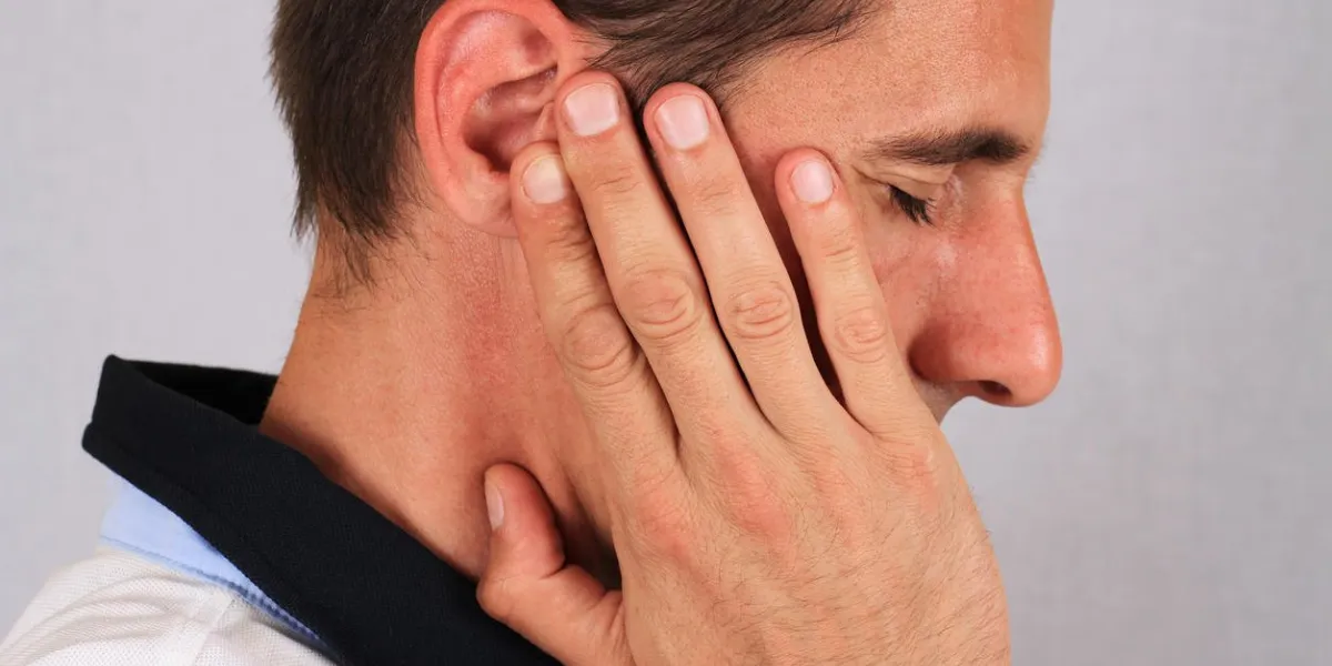homme avec un homme de maux de tête avec la douleur de l'oreille, le concept de soulagement de douleur de mal d'oreille