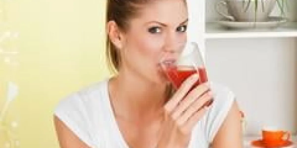 beauté, jeune fille, boire du jus de tomate