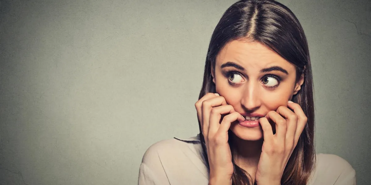 closeup, portrait, jeune, incertain, hésitant, nerveux, femme, mordre, elle, ongles, envie, quelque chose, ou, anxieux, isolé, sur, gris, mur, fond, négatif, émotions humaines, expression faciale, sentiment