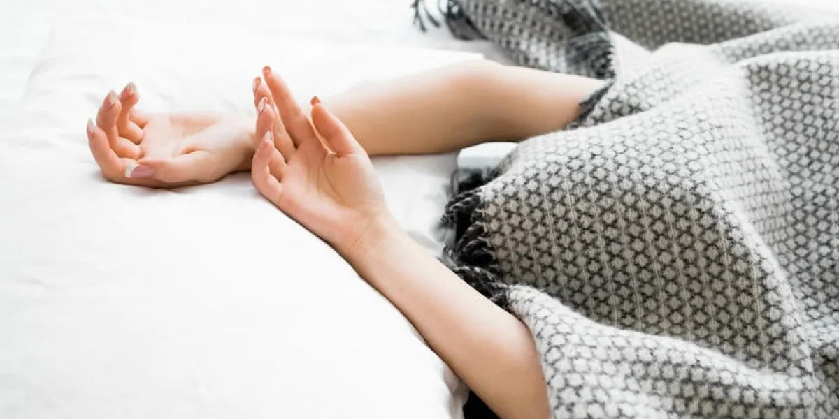 couvert, femme, à, saillants, mains, dehors, de, couverture, mains féminines, sur, blanc, feuille, femme, sous, gris couverture, gelé, femme, se cacher, sous, gris, couverture