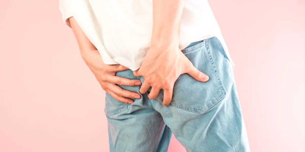 homme asiatique, tenant son fond