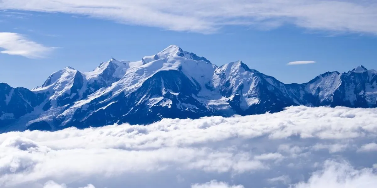 le mont blanc par de là les nuages