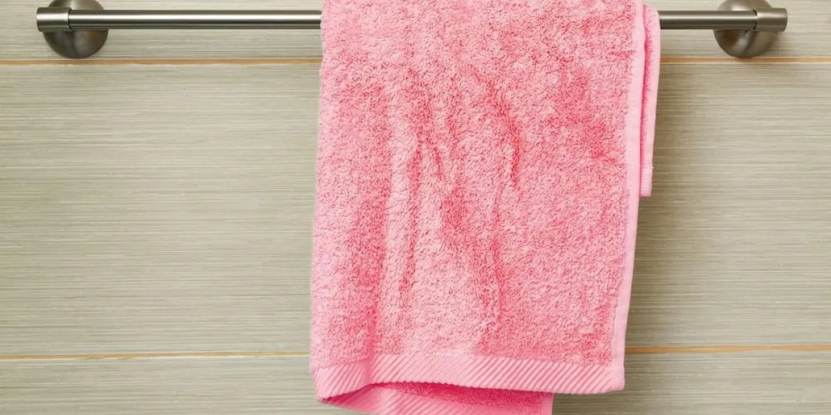 serviette jaune sur le mur dans la salle de bain