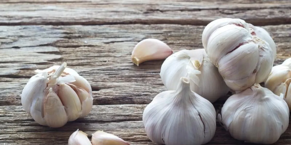 ail sur le fond en bois