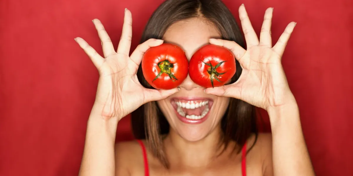 tomate, femme, projection, tomates, tenue, devant, yeux, frais, énergique, rigolote, image, rouges, fond
