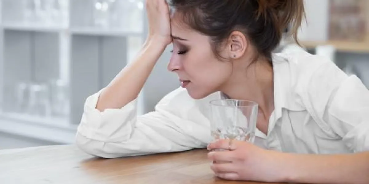 portrait de femme avec mal de tête
