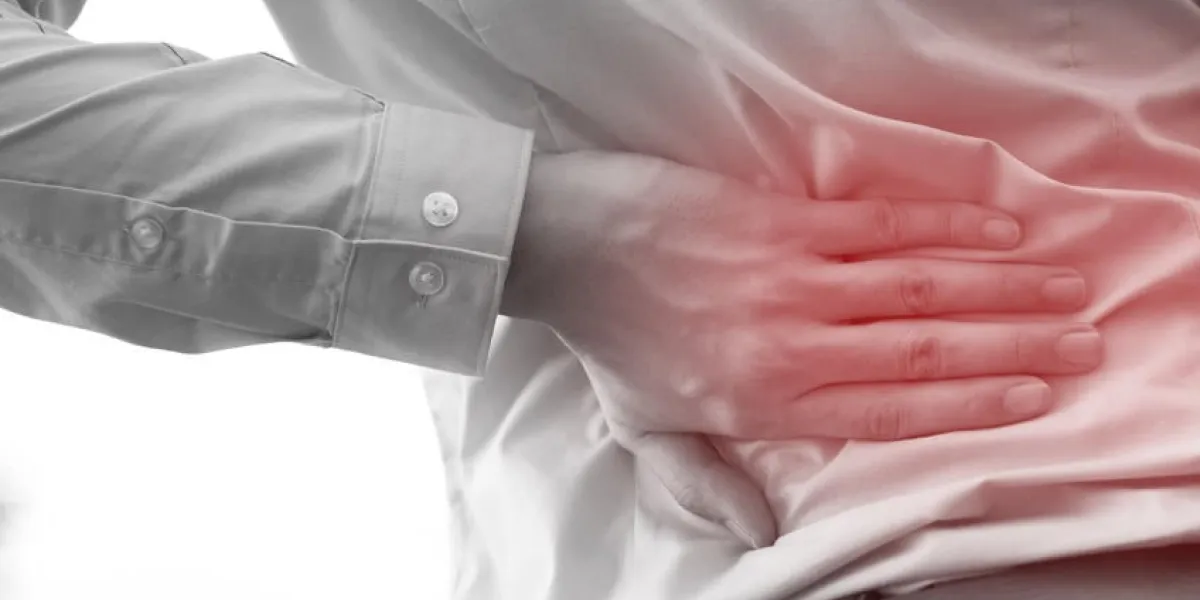 homme dans l'uniforme de bureau ayant mal au dos problème de dos