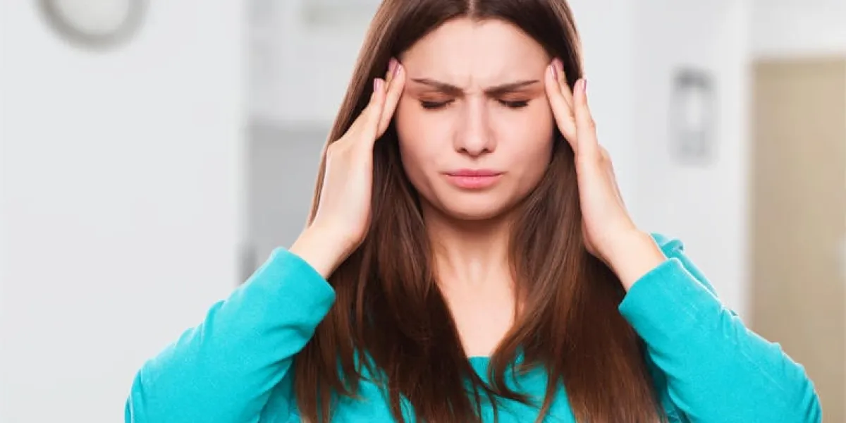 femme avec maux de tête, migraine, stress, insomnie, gueule de bois