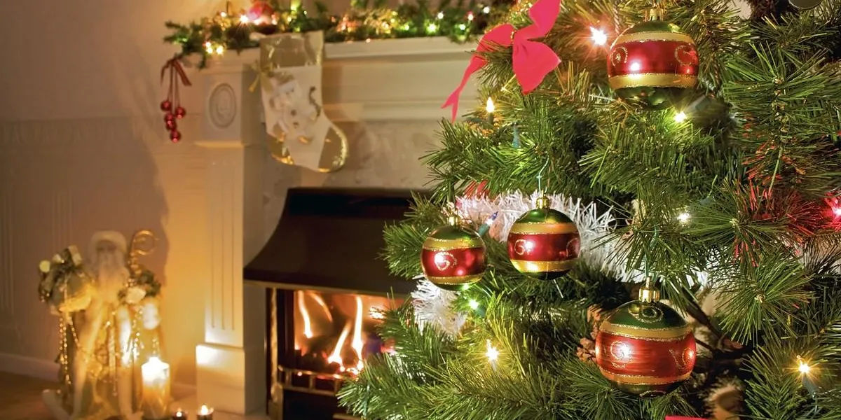 arbre de noël dans la maison salon