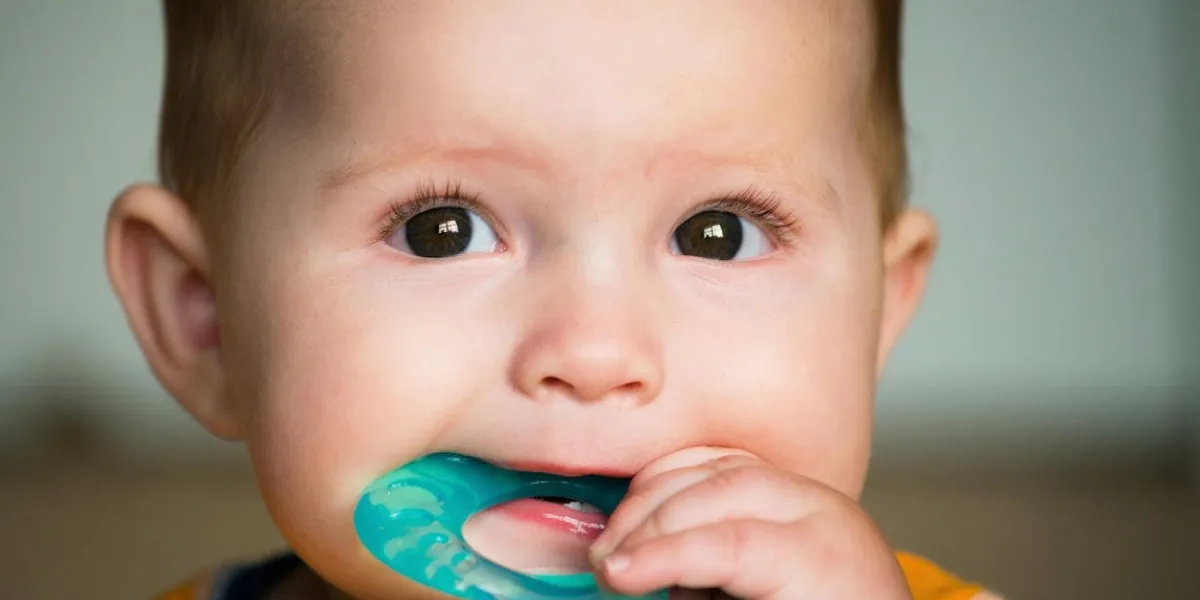 bébé à mâcher sur le jouet anneau de dentition