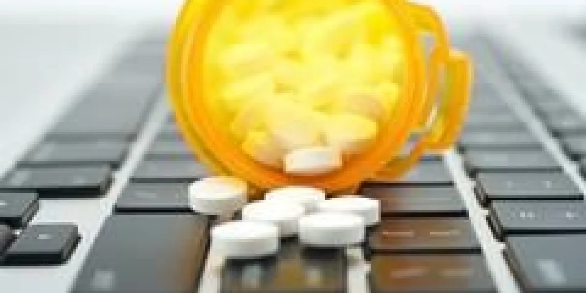 concept de commande en ligne avec des bouteilles de médicaments sur le clavier