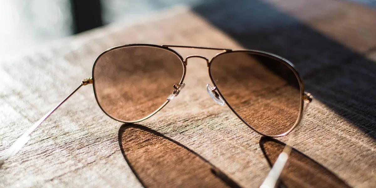 lunettes de soleil aviateur sur une table en bois closeup