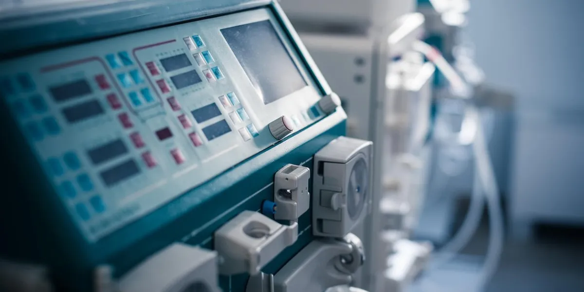 un dialyseur ou une machine d'hémodialyse dans une salle d'hôpital