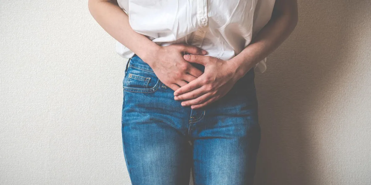 femmes touchant le bas de l'abdomen