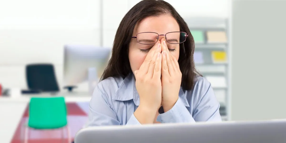 femme d'affaires avec une fatigue visuelle sur le lieu de travail