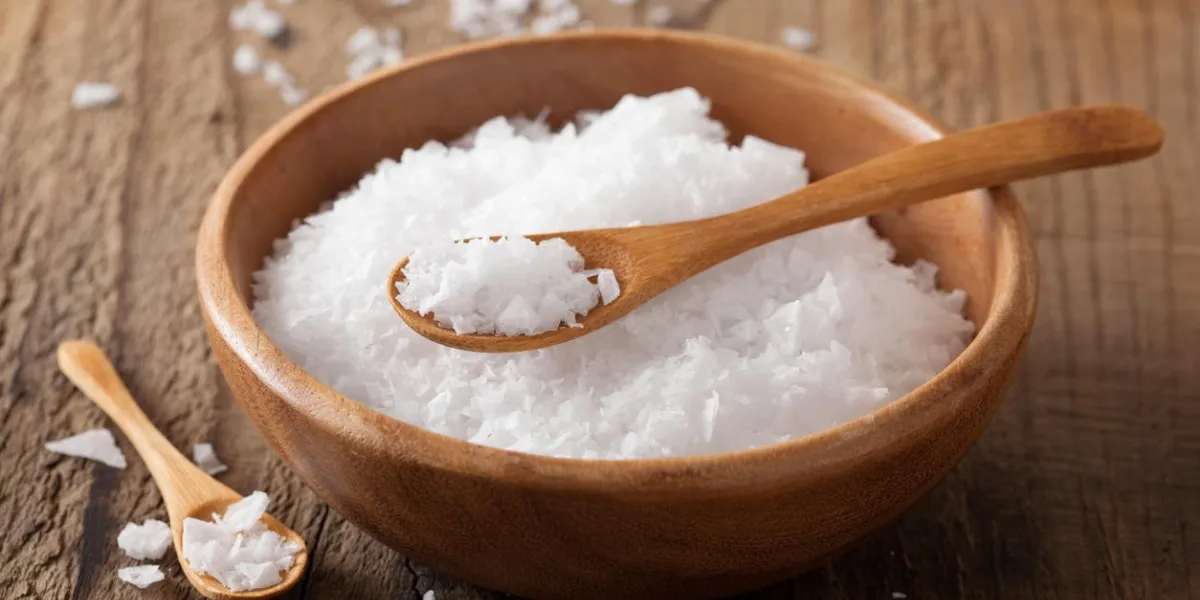 sel de mer dans un bol en bois et une cuillère