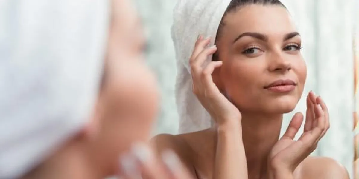 image horizontale d'une brune sûre d'elle en regardant son reflet