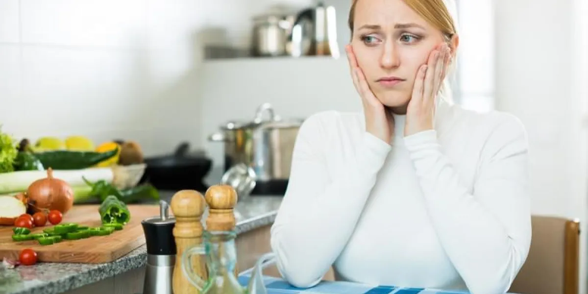 portrait de jeune femme frustrée dans la cuisine domestique