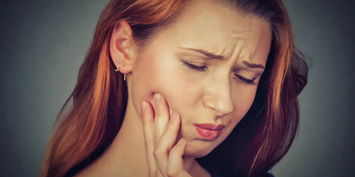 closeup, portrait, jeune femme, à, sensible, mal de dents, couronne, problème, sur, pleurer, de, douleur, toucher, dehors, bouche, à, main, isolé, sur, fond gris, négatif, émotion humaine, expression visage, sentiment