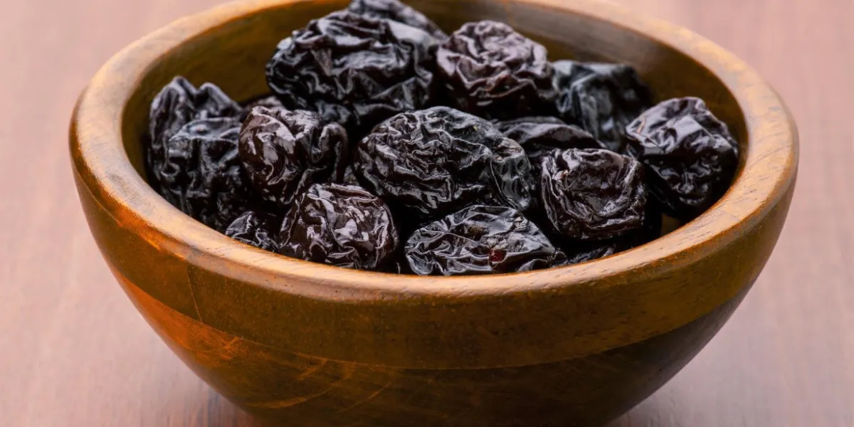 groupe de pruneaux dans un bol en bois