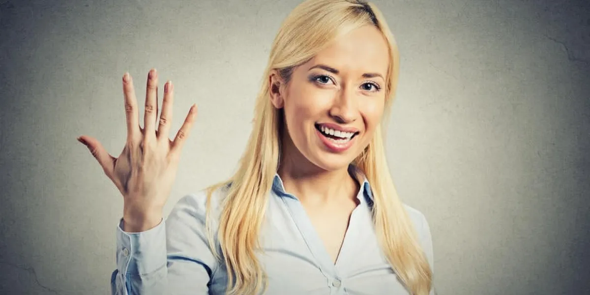 portrait agrandi, jeune femme excitée, faisant cinq fois signe geste avec les doigts de la main, isolé mur gris fond émotion humaine positive expression faciale sentiment, attitude, symbole de la langue du corps