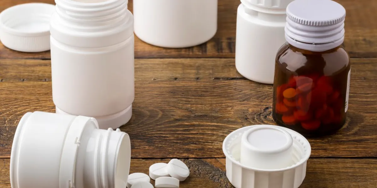 diverses bouteilles de pilules médicales sur un fond en bois