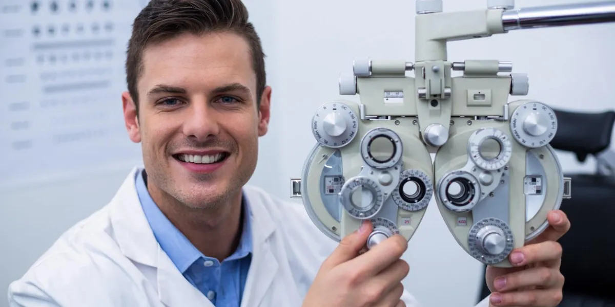 un optométriste souriant ajustant le phoroptère dans une clinique d'ophtalmologie