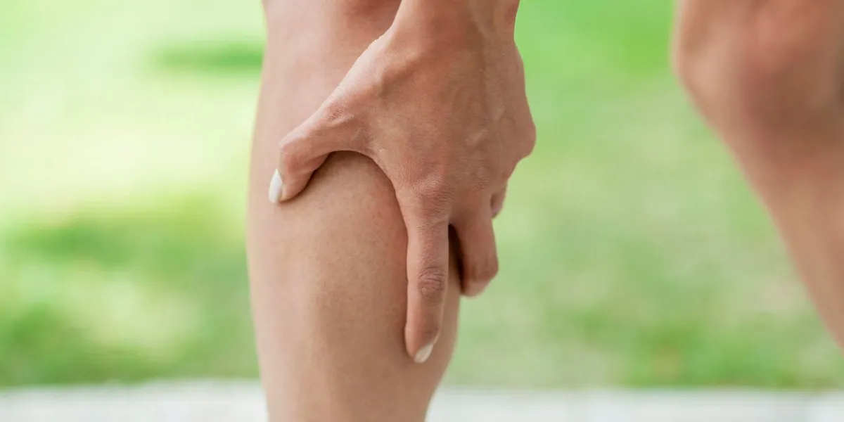 femme, tenue, douloureux, jambe, muscle