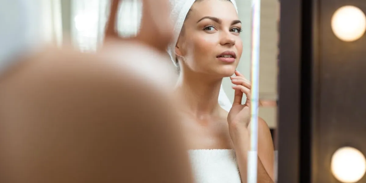 femme de beauté jeune s'occupant de sa peau