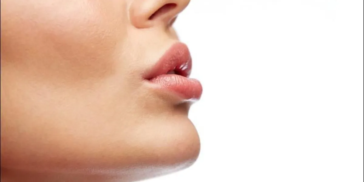 concept de beauté, de personnes, de maquillage et de chirurgie plastique - gros plan de lèvres de jeune femme