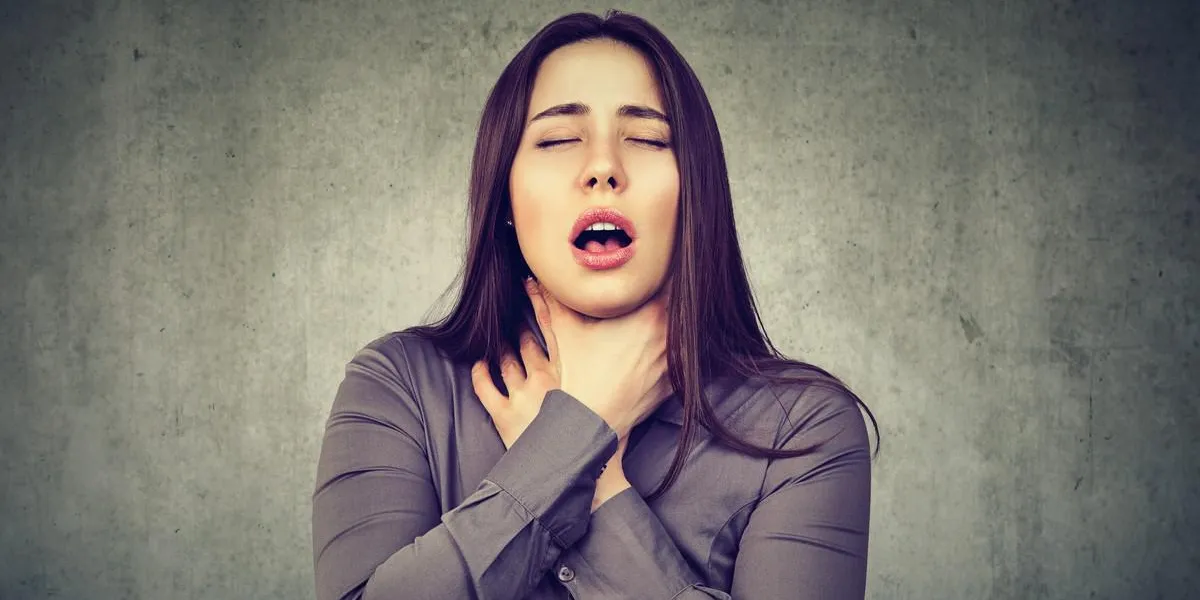 jeune femme ayant une crise d'asthme ou d'étouffement ne peut pas respirer souffrant de problèmes de respiration isolés sur fond gris