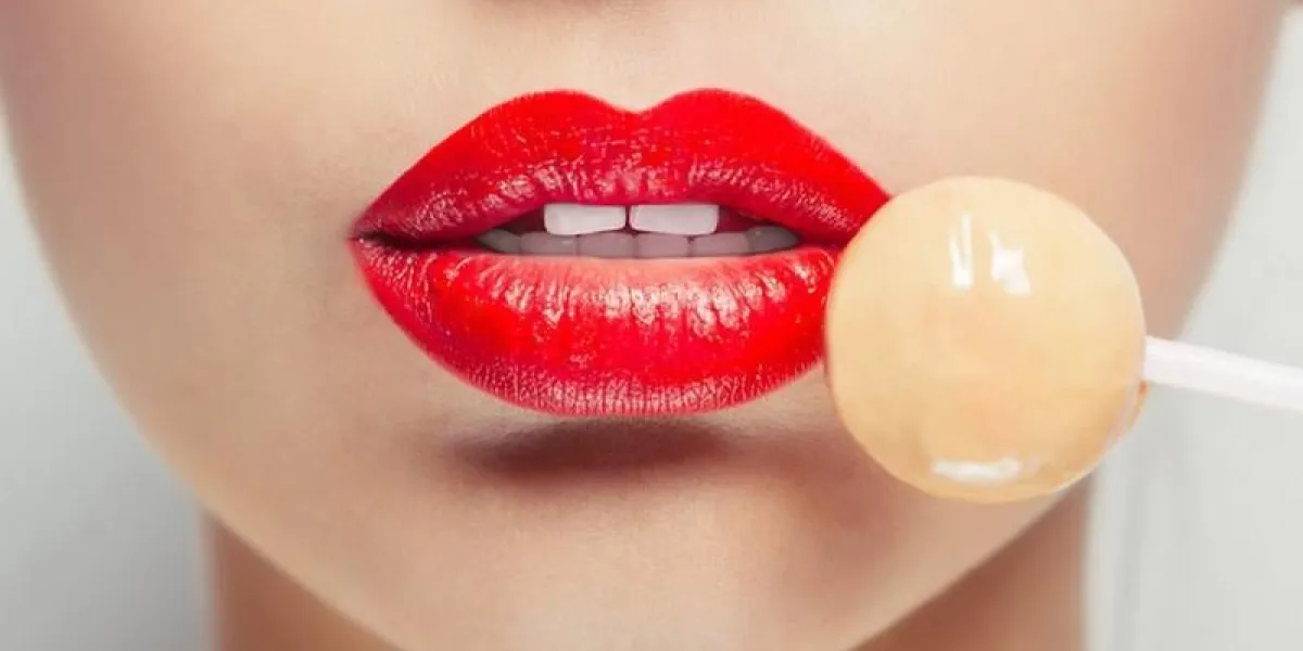 jeune belle fille avec sucette dans sa bouche