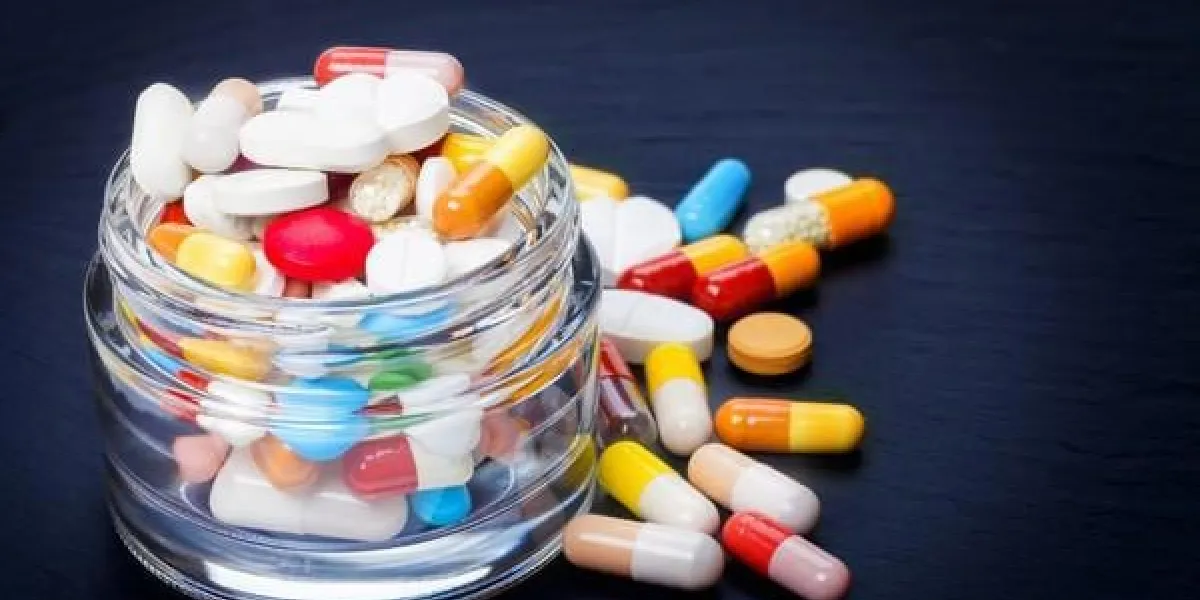 comprimés colorés, dragées, pilules