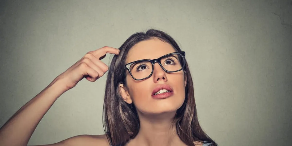 closeup, portrait, jeune femme, gratter, tête, penser, rêverie, profond, à, quelque chose, regarder, haut, isolé, sur, gris, fond mur, expressions faciales humaines, émotions, sentiments, signes, symboles