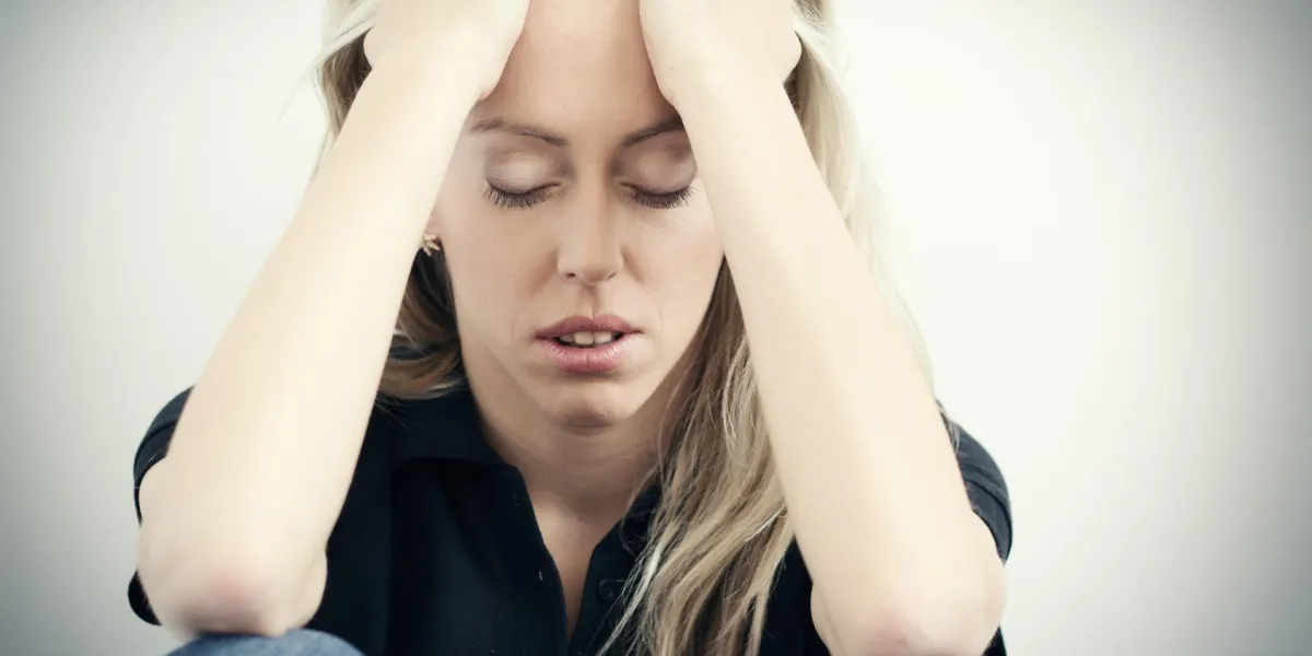 jeune femme malheureuse dans la dépression