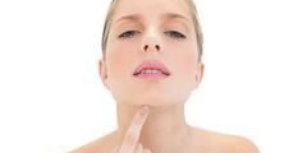 femme blonde douce calme toucher son menton sur fond blanc