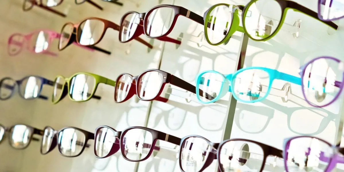 lunettes sur l'étagère