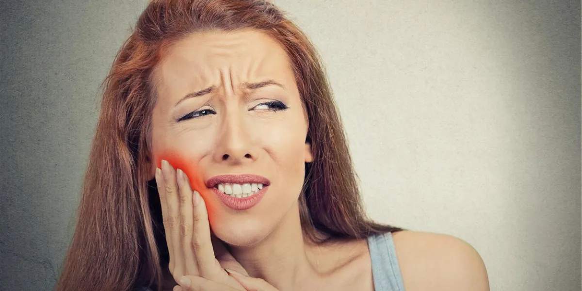 closeup, portrait, jeune femme, à, sensible, mal à dents, couronne, problème, sur, pleurer, depuis, douleur, toucher, rouges, zone, à, bouche, à, main, isolé, fond gris, négatif, émotion, expression visage, sentiment