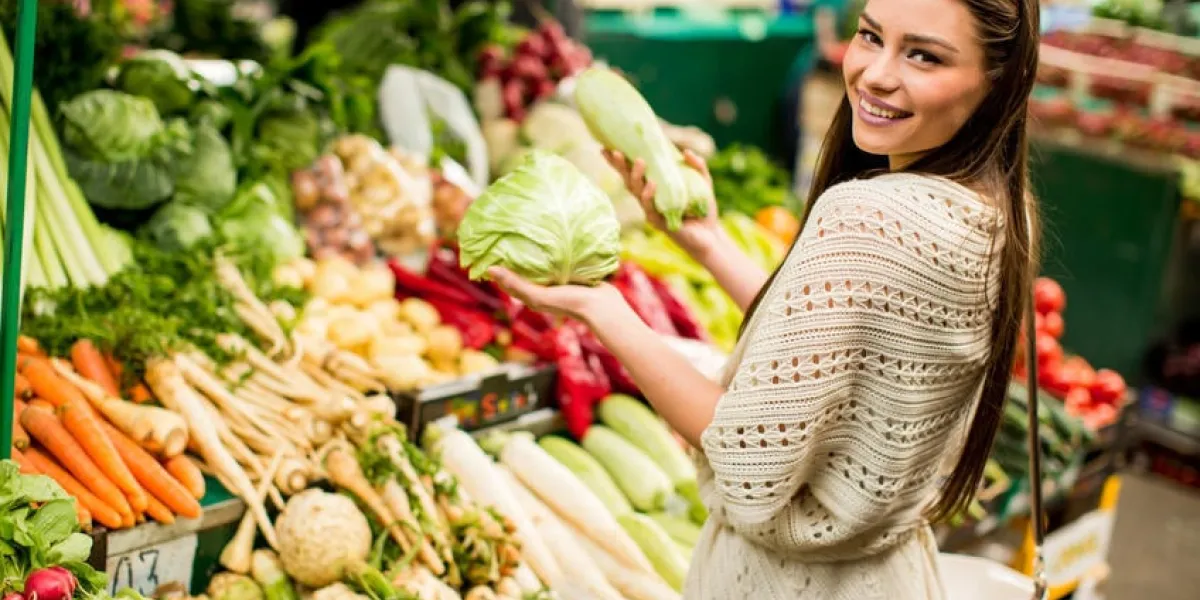 jeune femme sur le marché