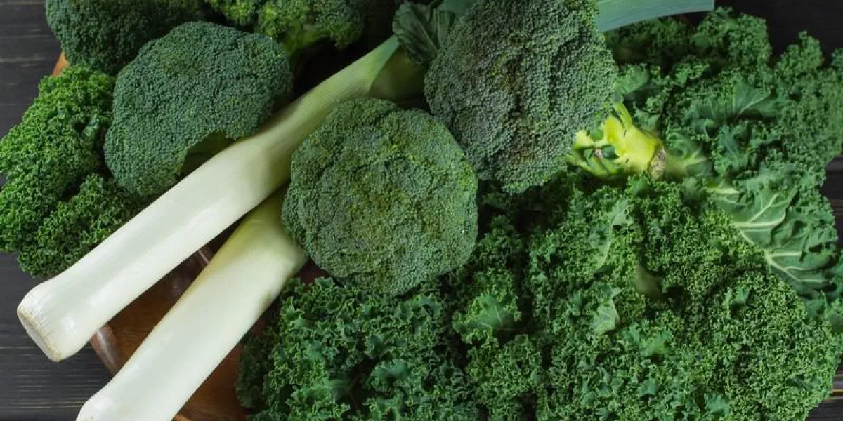 super-aliments biologiques frais d'hiver vert - chou vert kale, brocoli et poireaux