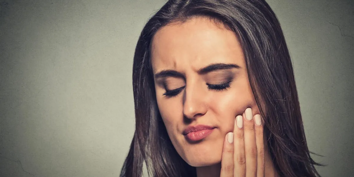 closeup, portrait, jeune femme, à, sensible, maux dents, couronne, problème, sur, pleurer, depuis, douleur, toucher, zone rouge, dehors, bouche, à, main, isolé, fond gris, émotion négative, expression visage, sentiment